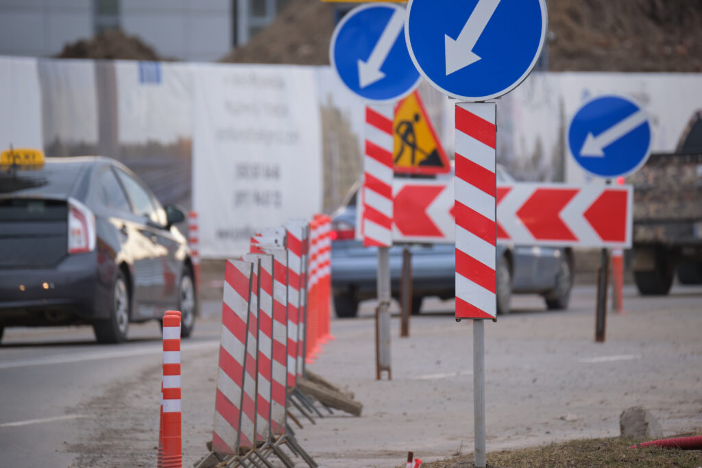 Znaki drogowe ostrzegawcze – sygnał do zachowania ostrożności