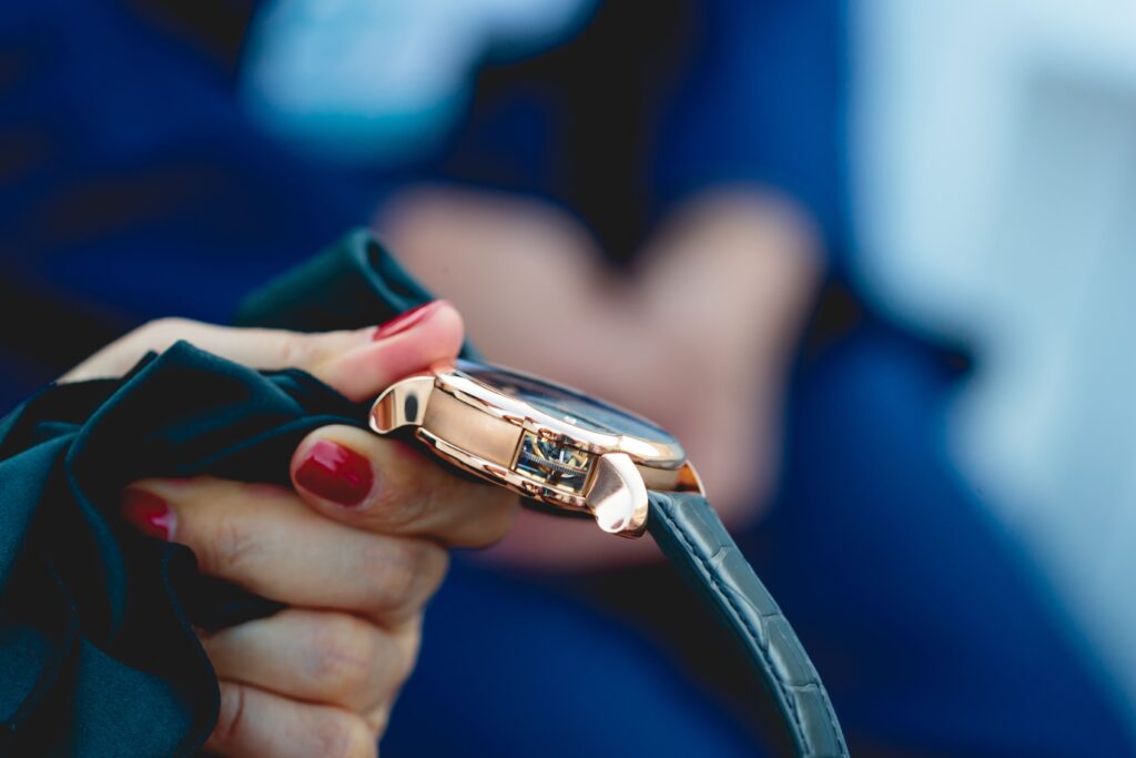 Jak wybrać zegarek damski: praktyczny przewodnik po stylach i mechanizmach
